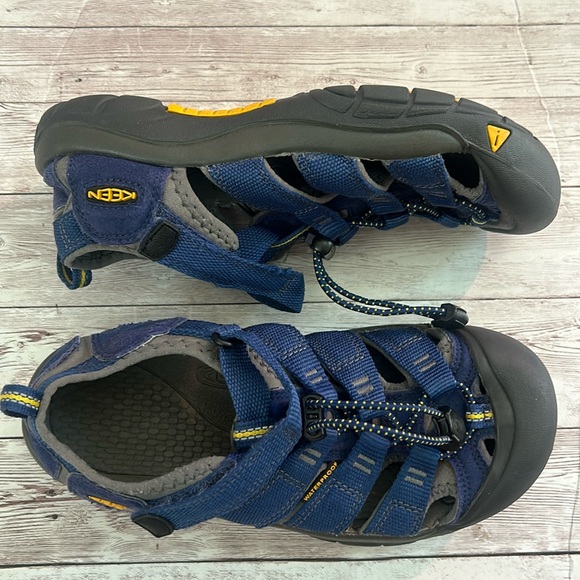 Keen Big Kids' Navy Blue and Grey Closed Toe Water Shoes Sandals - Picture 1 of 6